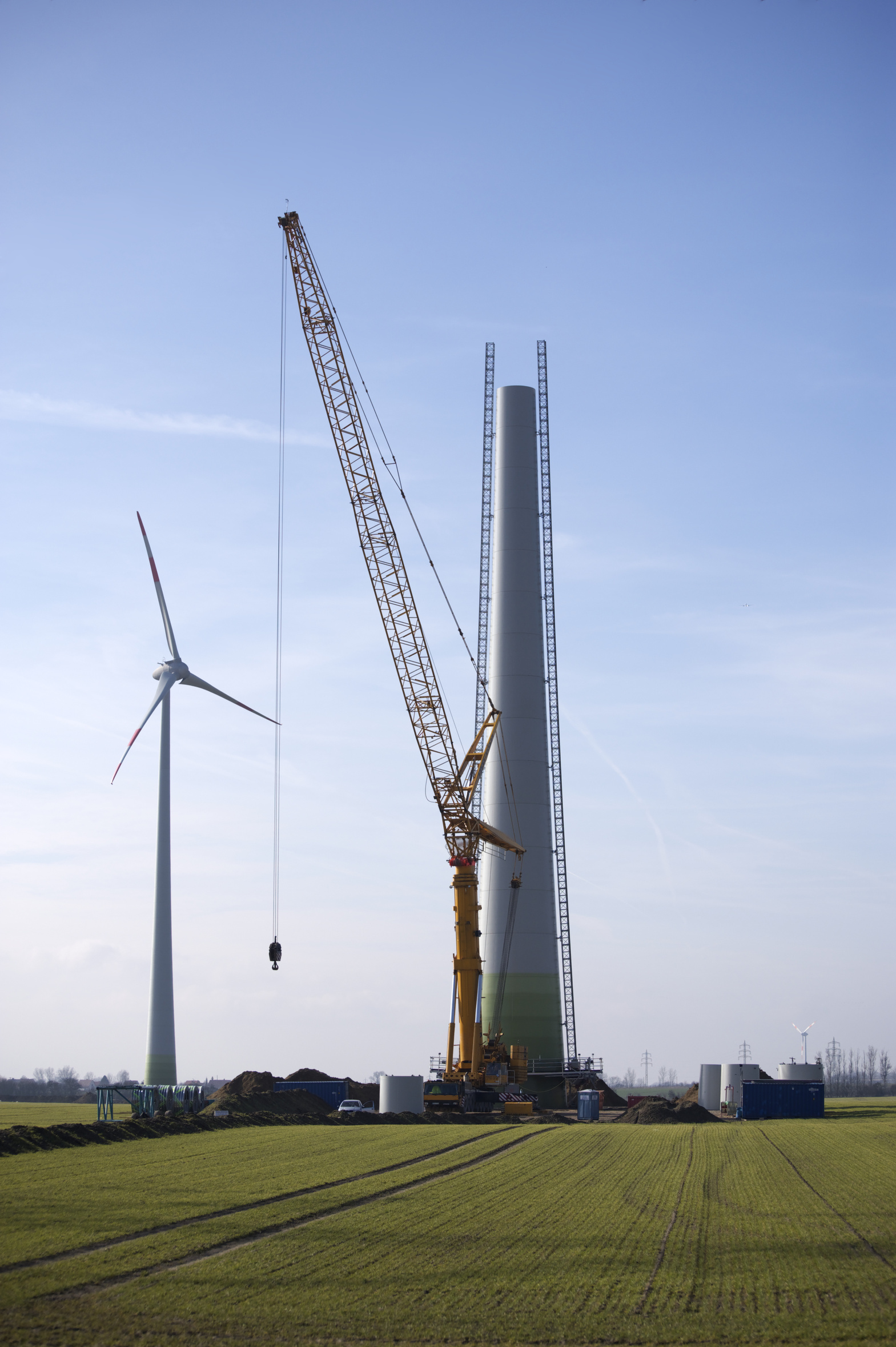 Windkraftanlage im Aufbau