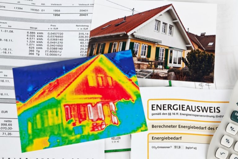Haus mit Wärmebildkamera fotografiert:  Eine Analysemöglichkeit für das Energiegutachten.