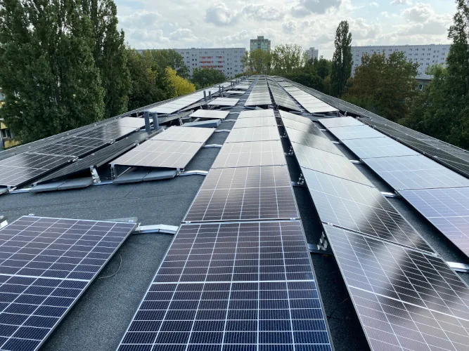 Photovoltaik-Anlage auf einem Industrie-Dach in Berlin