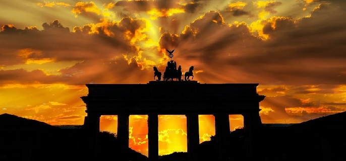 Brandenburger Tor in Berlin mit Sonnenlicht