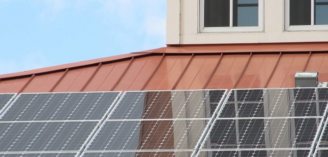 Solarzellen auf ziegelrotem Dach