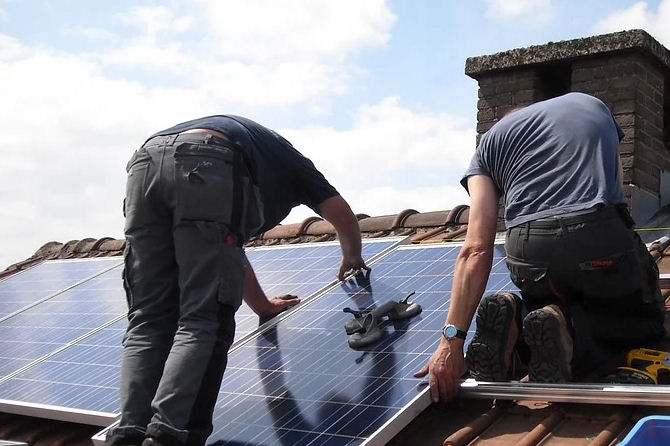 solaranlage-auf-dem-dach-arbeiter