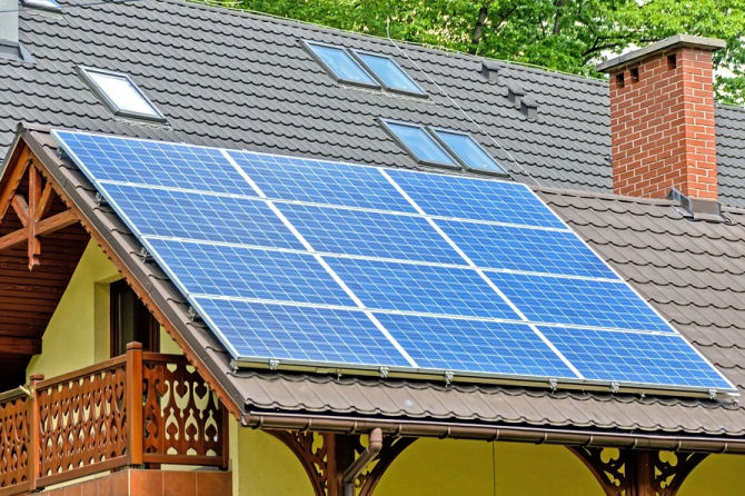 solaranlage-auf-dem-dach-haus