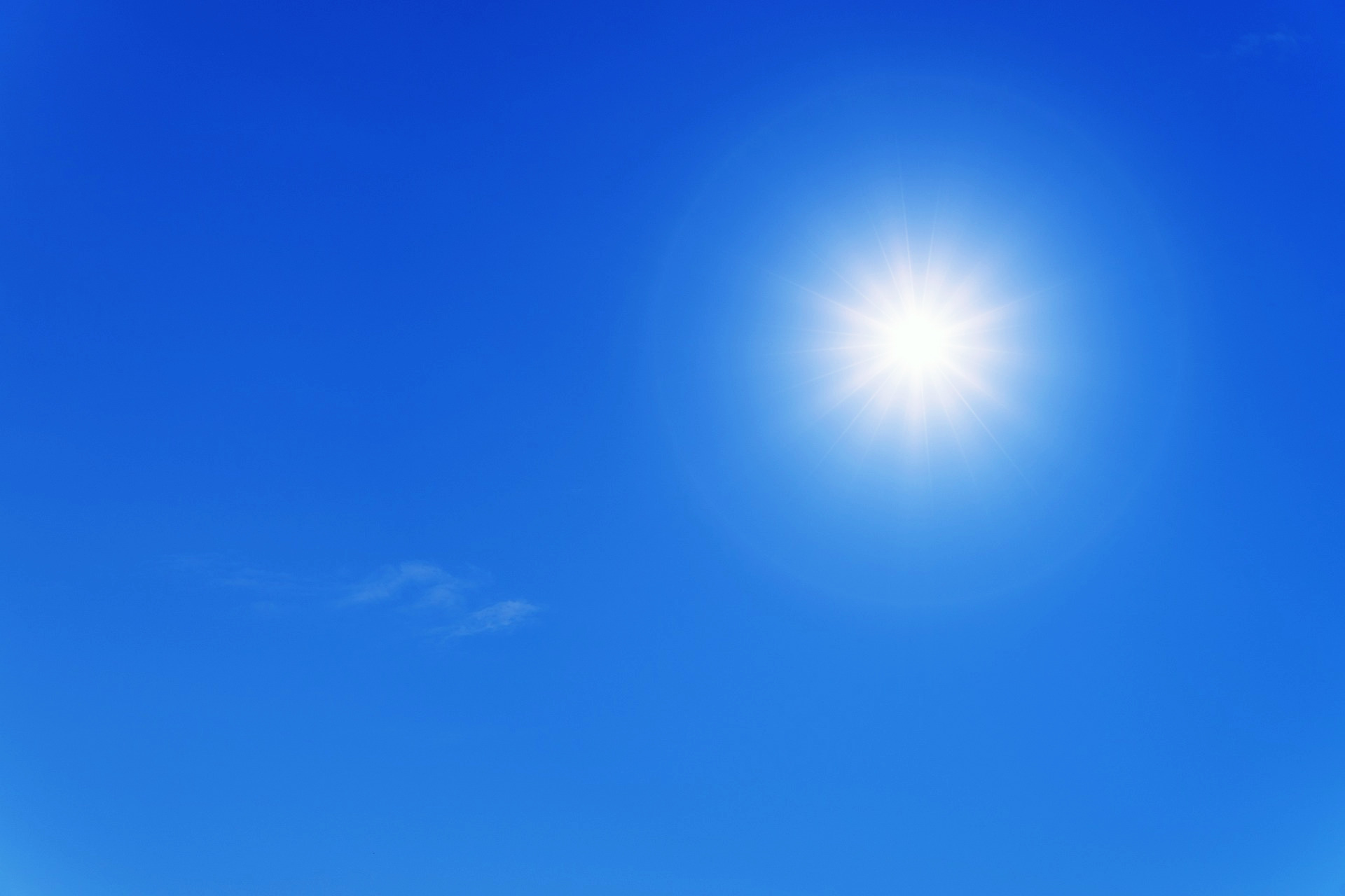 Blauer Himmel mit strahlender Sonne: Energie sparen und Stromspeicher nachrüsten